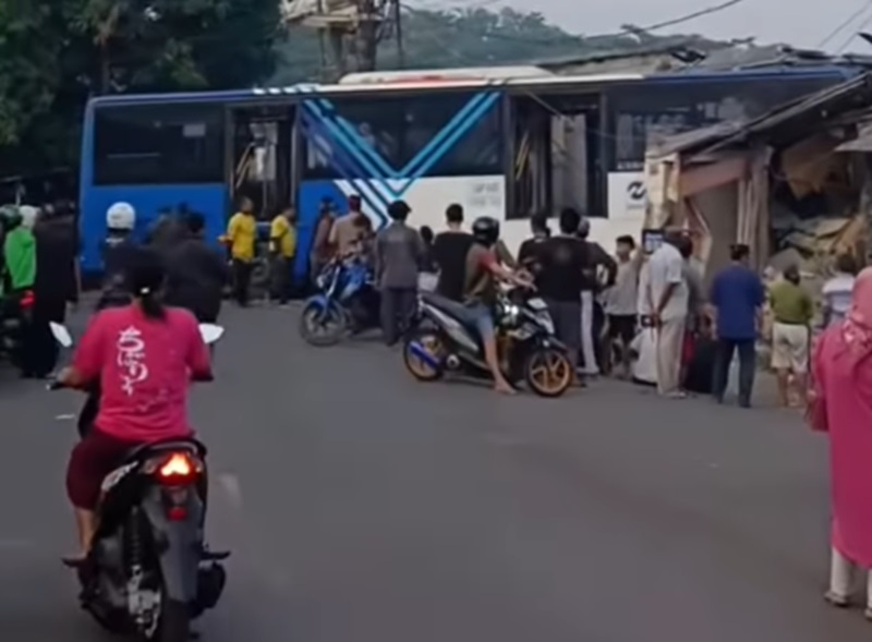 Bus Transjakarta menabrak kios (Foto/Instagram Info Penggilingan))