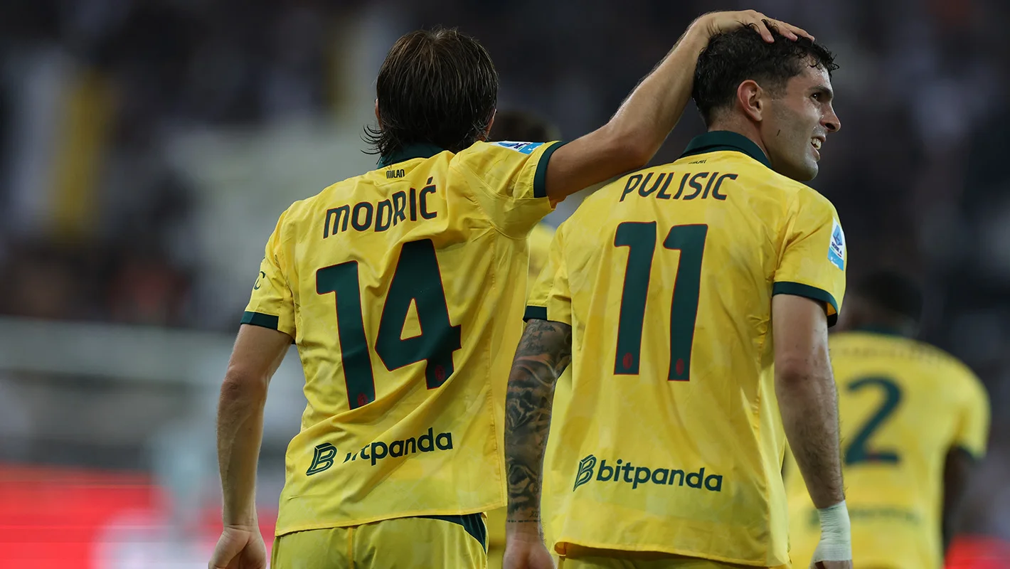 Penggawa AC Milan Christian Pulisic dan Luka Modric. (Foto/acmilan.com)