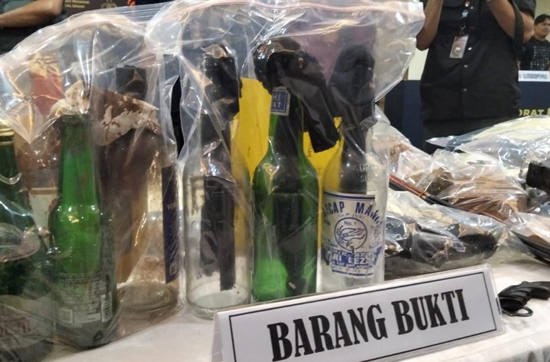 Dalang Bom Molotov Selama Aksi Demo di Jakarta, Polisi Ungkap Sosok Profesor R Barang bukti kejadian (Beritanasional/Bachtiar)