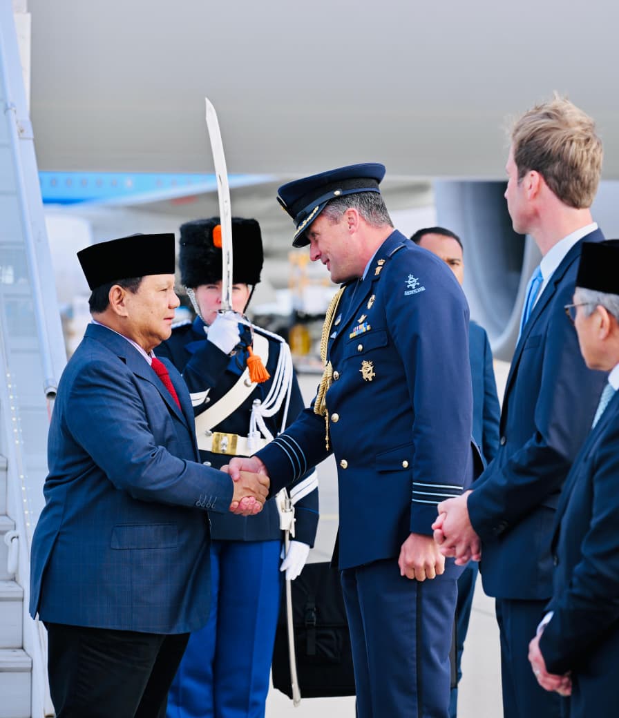 Presiden Prabowo Subianto tiba di bandara Belanda disambung protokoler kenegaraan. (BeritaNasional/Setpres)