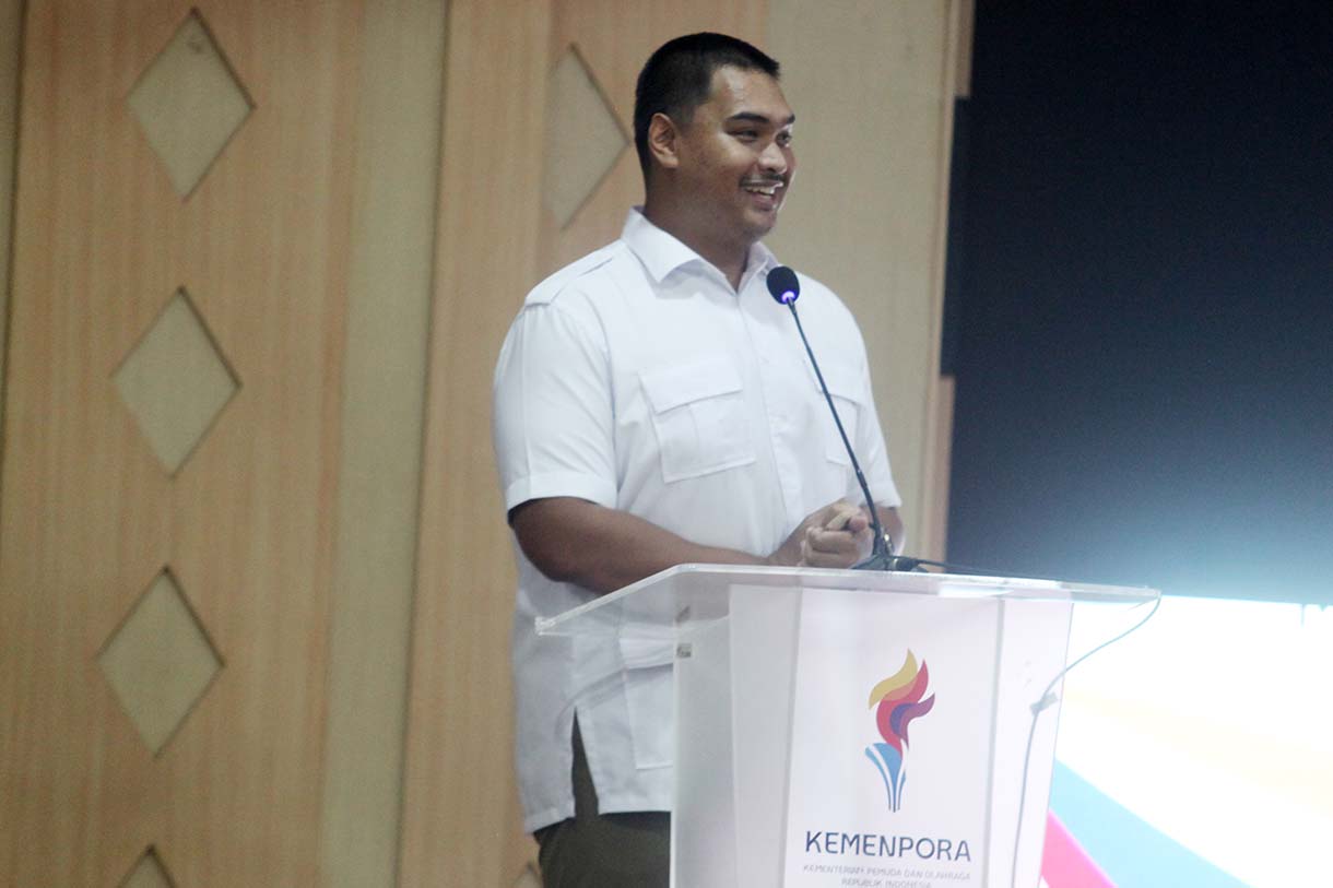 Eks Menpora Dito Ariotedjo (tengah) saat berpamitan di Gedung Kemenpora. (BeritaNasional/Oke Atmaja)