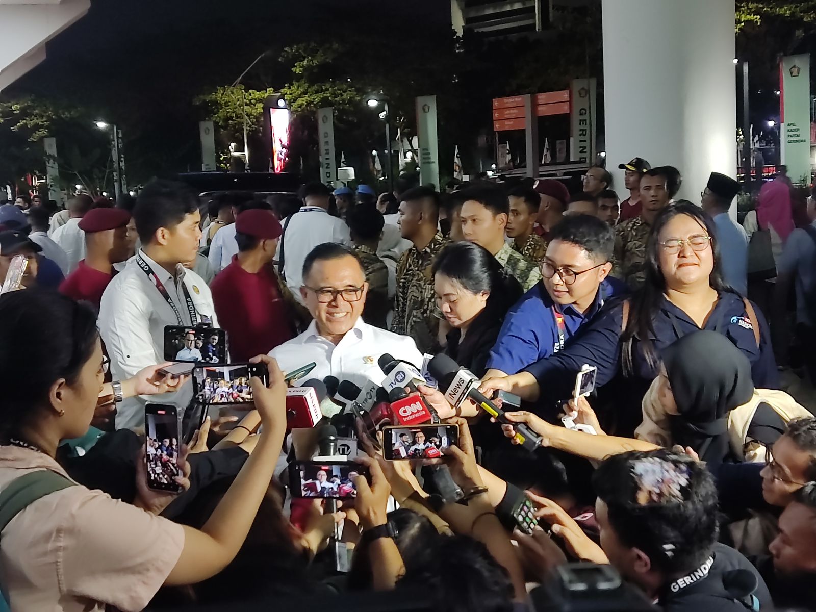 Eks Menteri PANRB Azwar Anas Buka Suara Usai Diperiksa Kejagung Terkait Korupsi Chromebook Eks Menteri PANRB dan politikus PDIP Azwar Anas saat diwawancarai. (BeritaNasional/Ahda Bayhaqi).