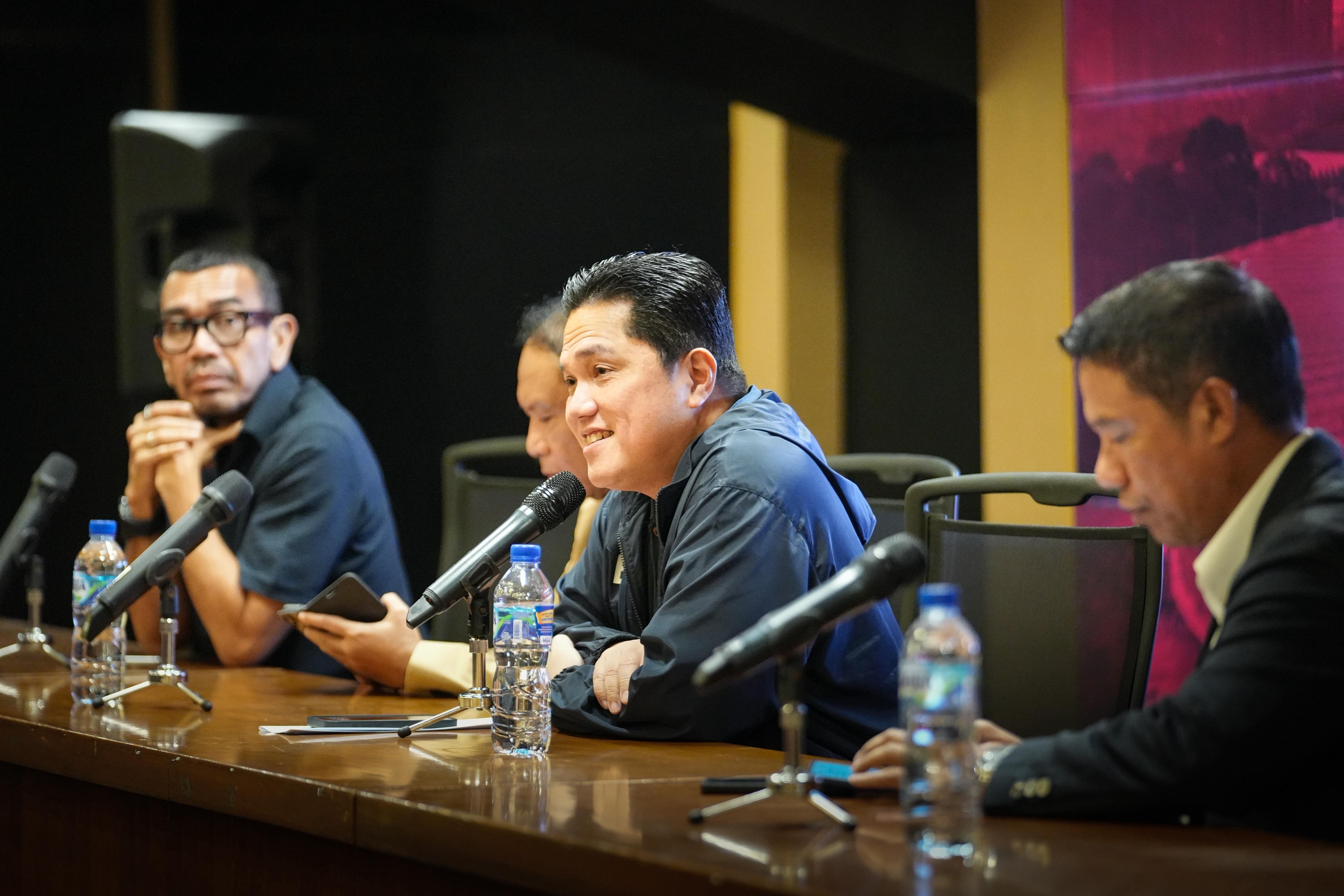 Ketua Umum PSSI Erick Thohir saat memberikan keterangan pers. (Foto/PSSI)