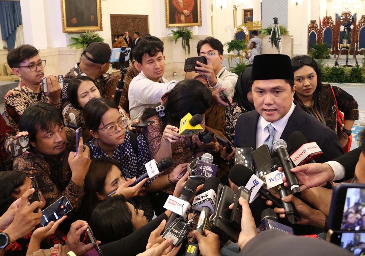 Menteri Pemuda dan Olahraga Erick Thohir menjawab pertanyaan wartawan usai mengikuti acara pelantikan Menteri dan Wakil Menteri Negara Kabinet Merah Putih Dalam Sisa Masa Jabatan Periode Tahun 2024-2029 di Istana Negara, Jakarta, Rabu (17/9/2025).  (Beritanasional.com/Oke Atmaja)