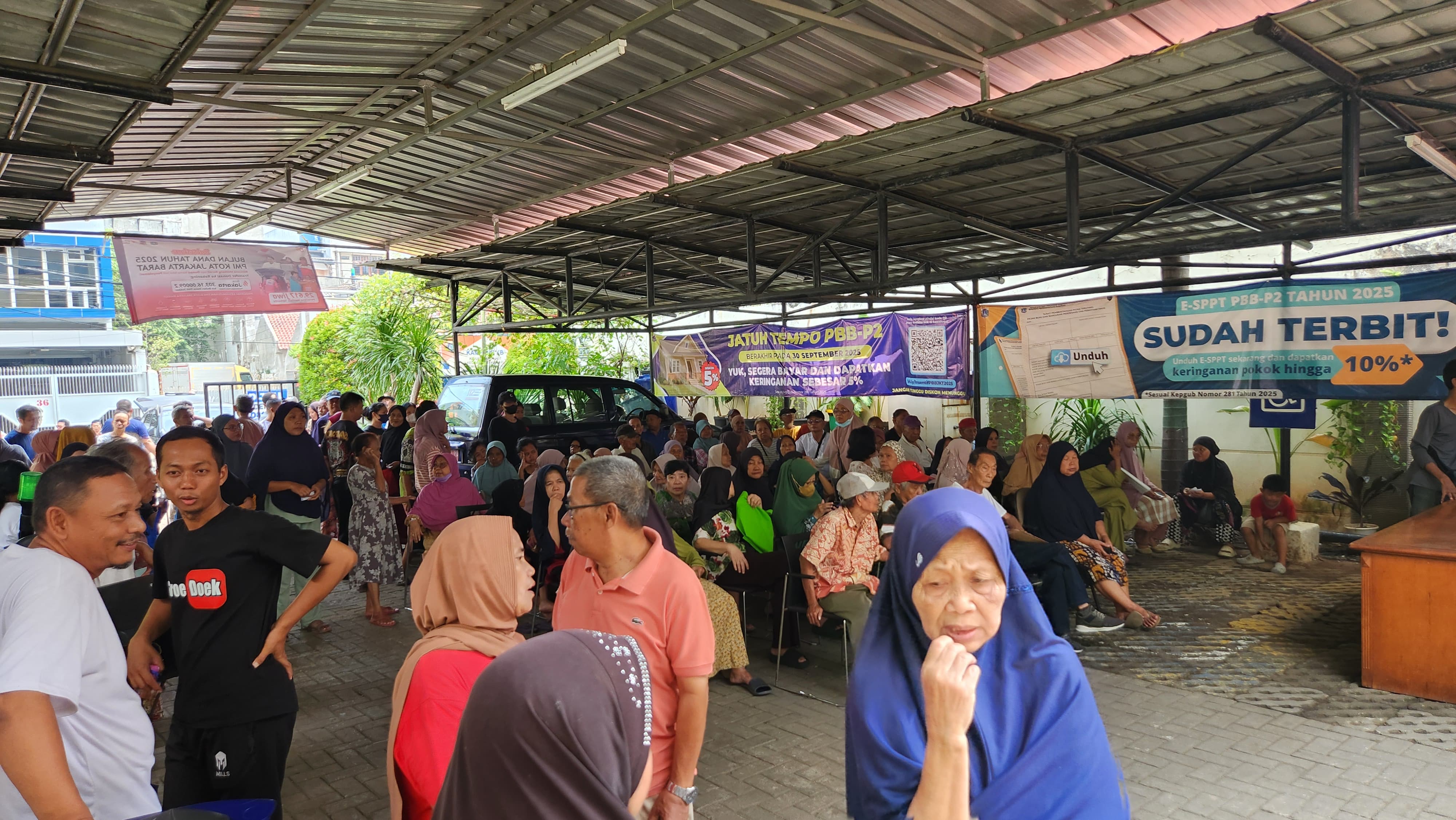 Warga antusias menerima sembako Gerakan Nasional Warga Peduli Warga. (BeritaNasional/Panji)