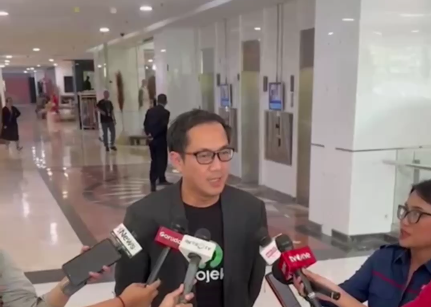Direktur Public Affairs & Communications PT GoTo Gojek Tokopedia Tbk Ade Mulya saat diwawancarai. (Foto/Istimewa)