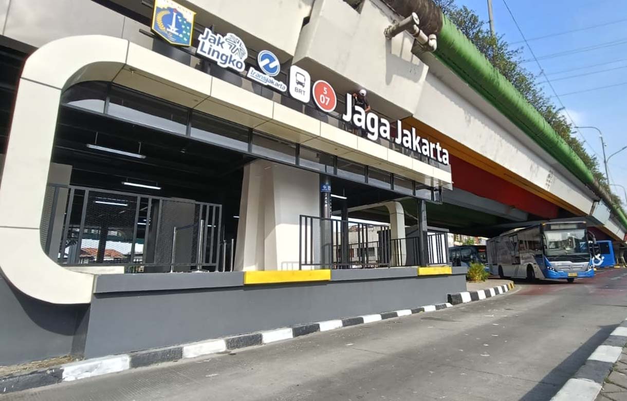 Bus Transjakarta berhenti untuk memuat penumpang di Halte Jaga Jakarta, Senen, Jakarta Pusat, Senin (8/9/2025).   (Beritanasional.com/Oke Atmaja)