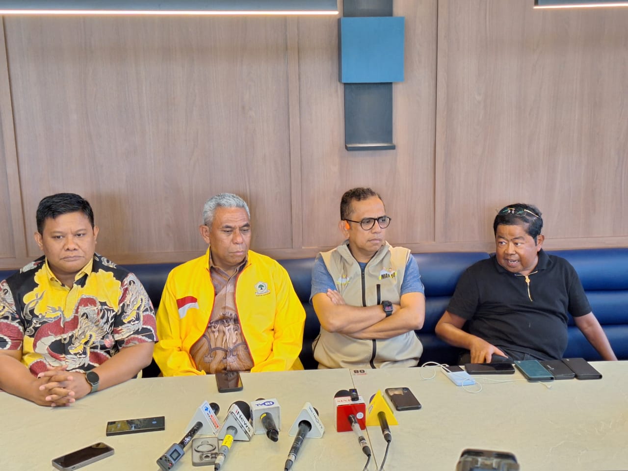 Wakil Ketua Umum Partai Golkar Idrus Marham (pojok kanan) saat memberikan keterangan pers. (BeritaNasional/Elvis).