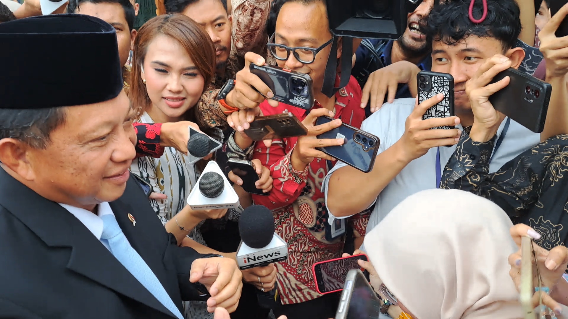 Kenakan dasi biru Mendagri Tito Karnavian tiba di Istana Merdeka. (BeritaNasional/Lydia)