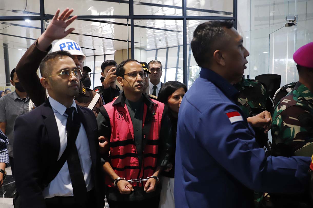 Mantan Menteri Pendidikan, Kebudayaan, Riset dan Teknologi (Mendikbudristek) 2019-2024 Nadiem Makarim (tengah) berjalan menuju mobil tahanan usai pemeriksaan di Jampidsus, Kejaksaan Agung, Jakarta, Kamis (4/9/2025). (Beritanasional.com/Oke Atmaja)