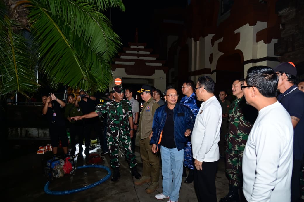 Kepala BNPB Letjen TNI Suharyanto tinjau langsung banjir Bali. (BeritaNasional/BNPB)