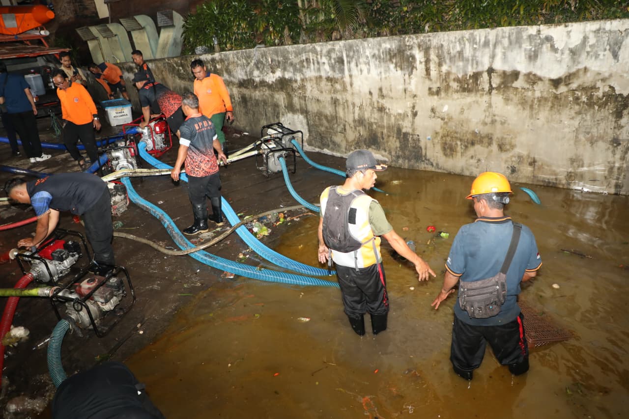 Petugas berupaya menyedot banjir di wilayah Pasar Badung Bali. (BeritaNasional/BNPB)