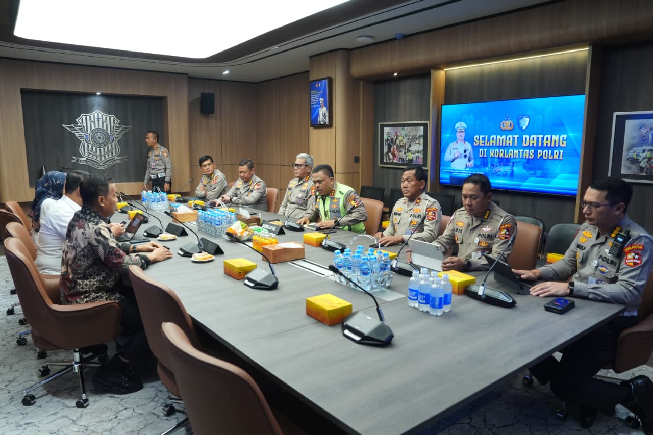 Kakorlantas-Dirjen Hubdat Bahas Kondisi Lalin hingga Safety Week Hari Keselamatan Lalu Lintas dan Angkutan Jalan Kakorlantas Polri Irjen Pol Agus Suryonugroho (tengah, rompi hijau) saat menggelar rapat kerja bersama Ditjen Hubdat dan Kementerian PU. (Foto/Humas Polri)