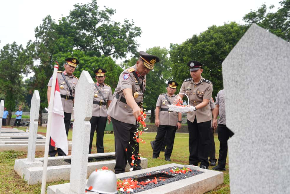 Kakorlantas Polri Irjen Pol Agus Suryonugroho melakukan tabur bunga di TMP Kalibata. (Foto/Dok Korlantas Polri)