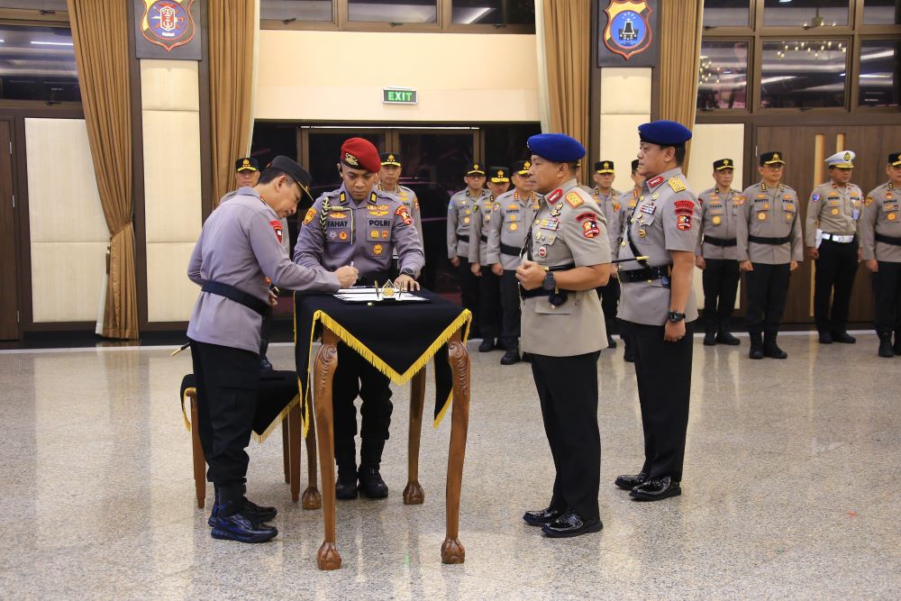 Kapolri Jenderal Listyo Sigit Prabowo (kiri) saat memimpin upacara serah terima jabatan (sertijab). (Foto/Doc. Humas Polri)