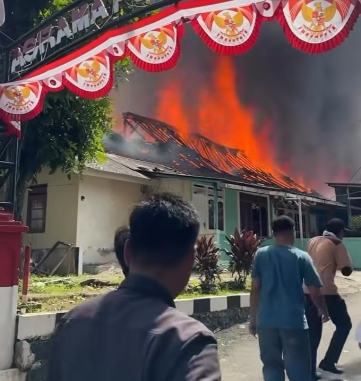 Kebakaran di Kompleks Asrama Polri Serpong Tangsel, Hanguskan 20 Rumah Rumah dinas Polri di Tangerang Selatan hangus dilalap api. (BeritaNasional/Bachtiarudin)