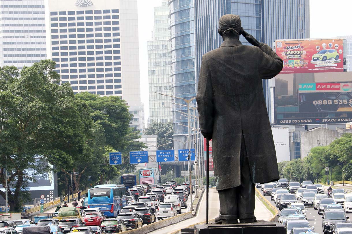 Sejumlah mobil terjebak macet di Jalan Jenderal sudirman, Jakarta, Kamis (11/9/2025).  (Beritanasional.com/Oke Atmaja)