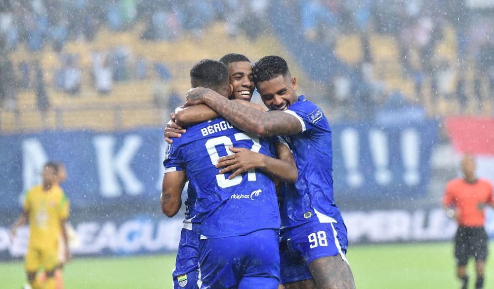 Pemain Persib Bandung merayakan gol ke gawang Persebaya. (Foto/persib.co.id)