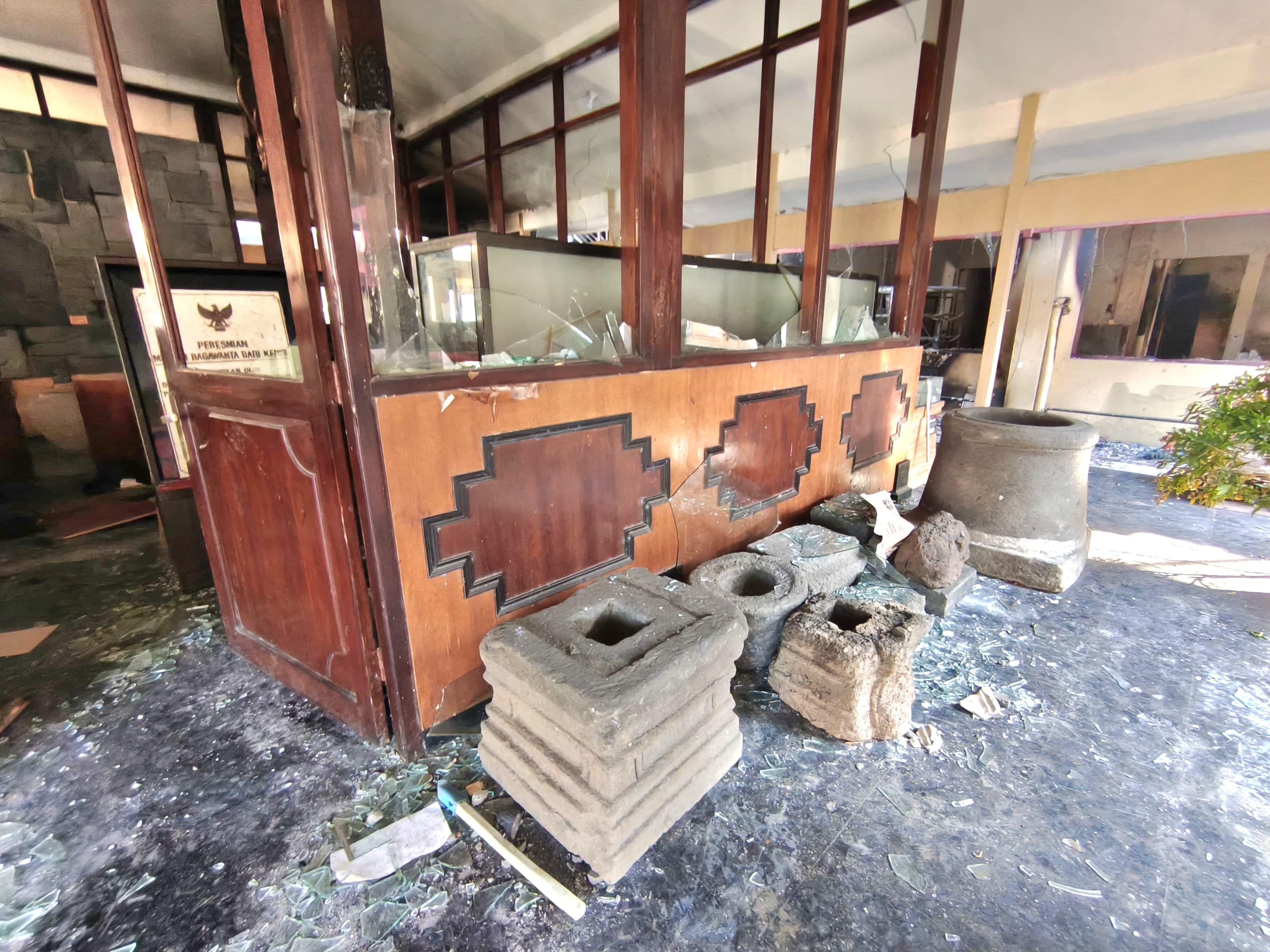 Kondisi museum Bhagawanta Kediri yang dirusak saat aksi unjuk rasa kemarin. (BeritaNasional/dok Kemenbud)