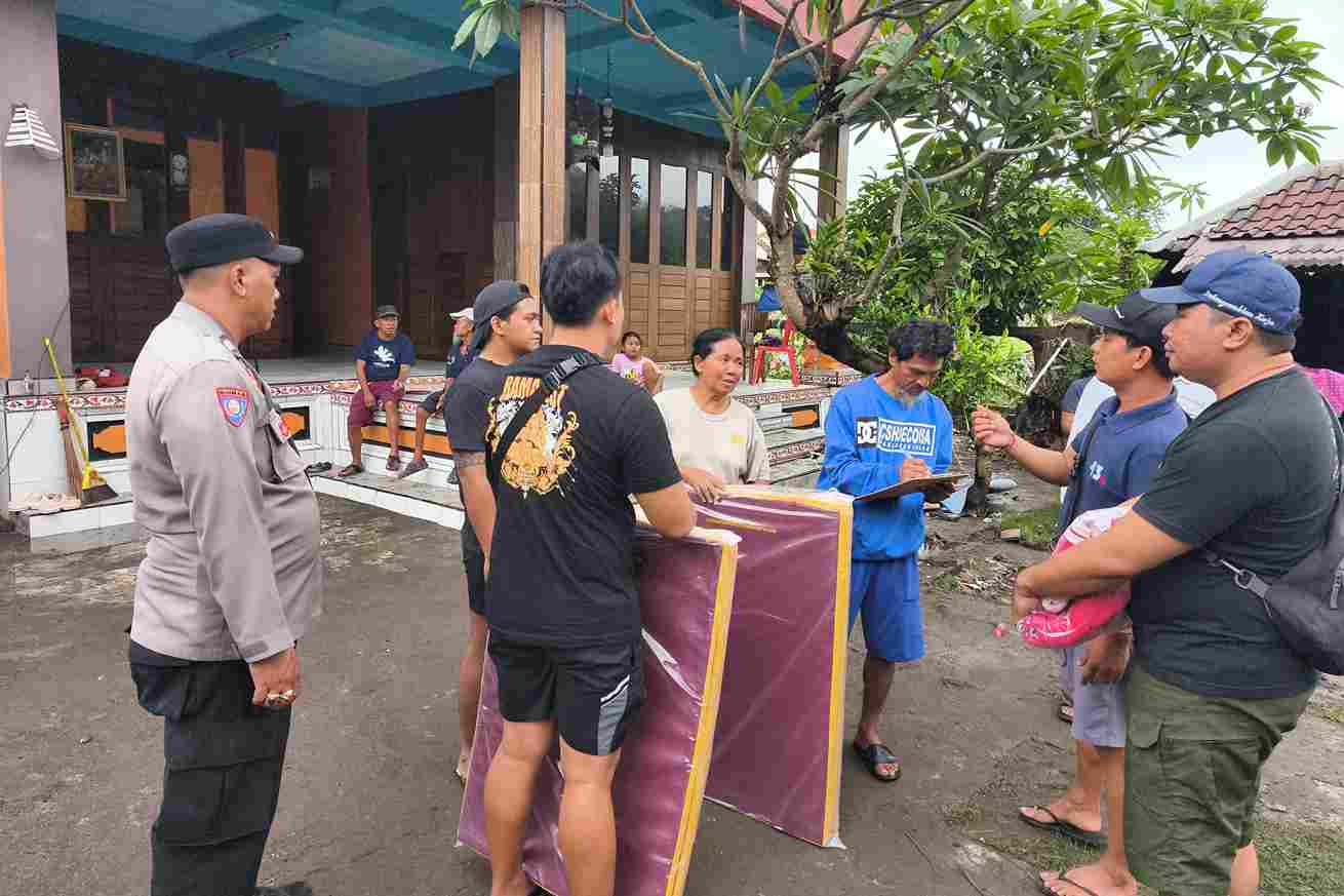 Kemensos memberikan bantuan kedaruratan bagi korban banjir bandang di NTT dan Bandung. (Foto/Kemensos)