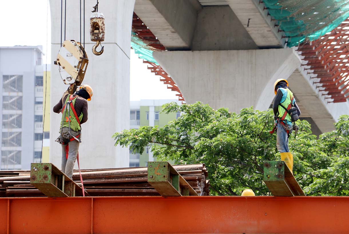 Sejumlah pekerja menyelasikan proyek pembangunan Stasiun LRT Manggarai Jakarta Fase 1B di Jakarta, Rabu (10/9/2025).  (Beritanasional.com/Oke Atmaja)