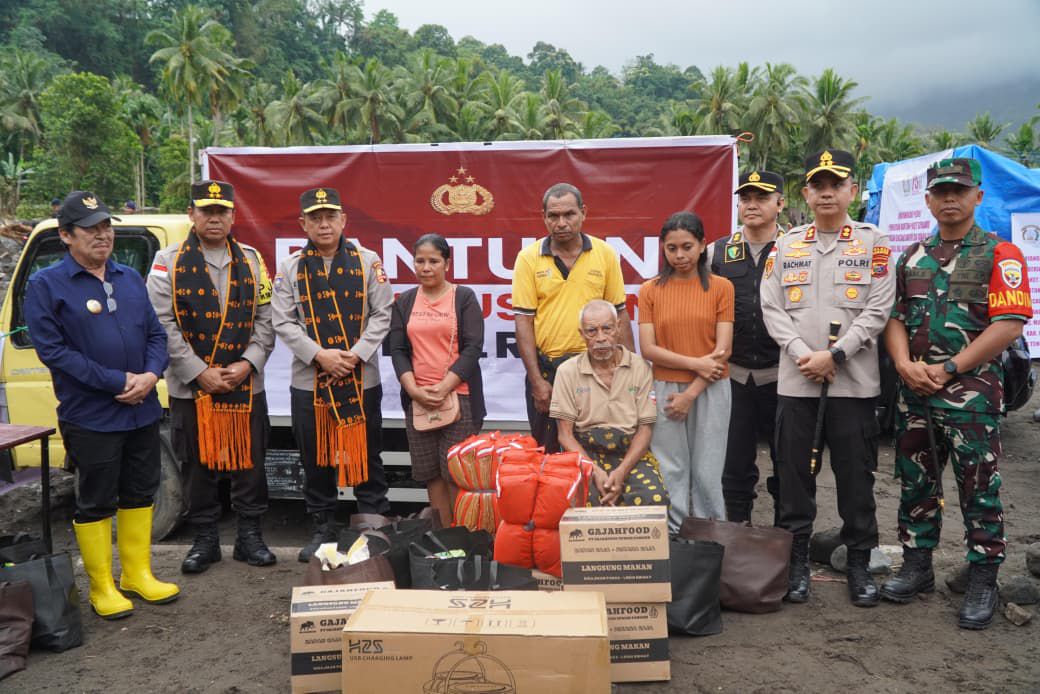 Polda NTT terjunkan anggotanya cari korban bencana. (BeritaNasional/dok polri)