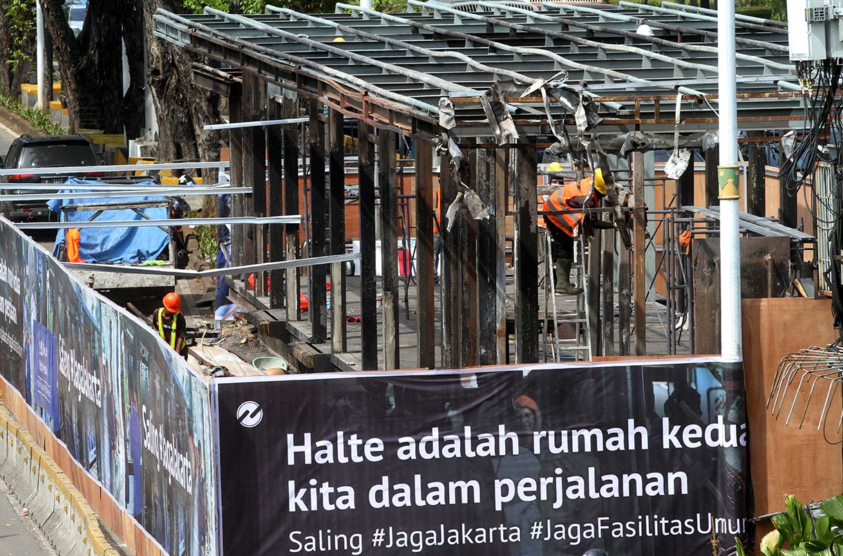 Pekerja melakukan perbaikan Halte TransJakarta dan halte bus umum yang mengalami kerusakan pascaunjuk rasa di Jalan Jenderal Sudirman, Jakarta, Rabu (3/9/2025).  (Beritanasional.com/Oke Atmaja)