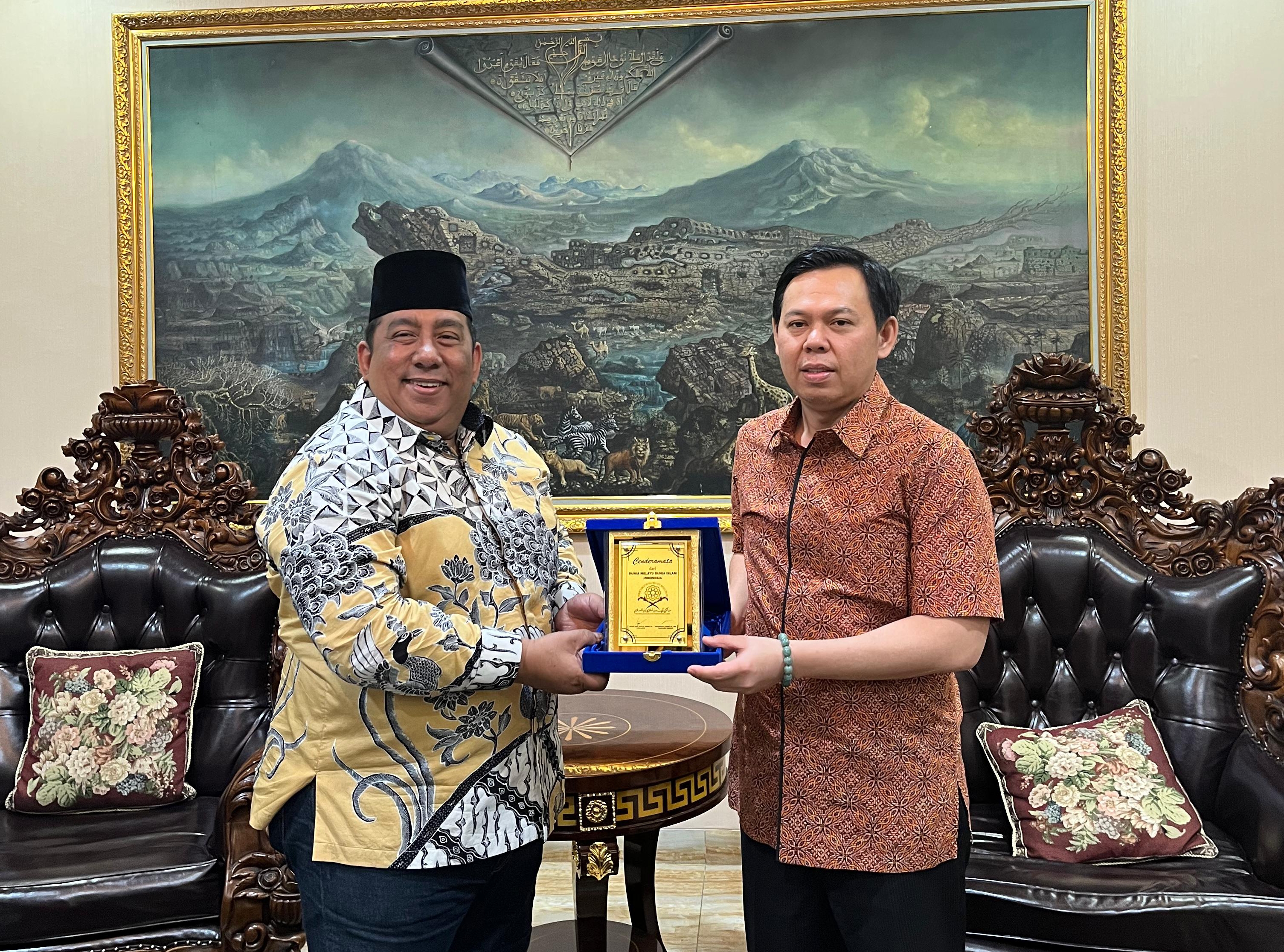 Ketua DPD RI Sultan Najamuddin (kanan) bersama Ketum DMDI Indonesia Said Aldi Al Idrus. (Foto/Istimewa)
