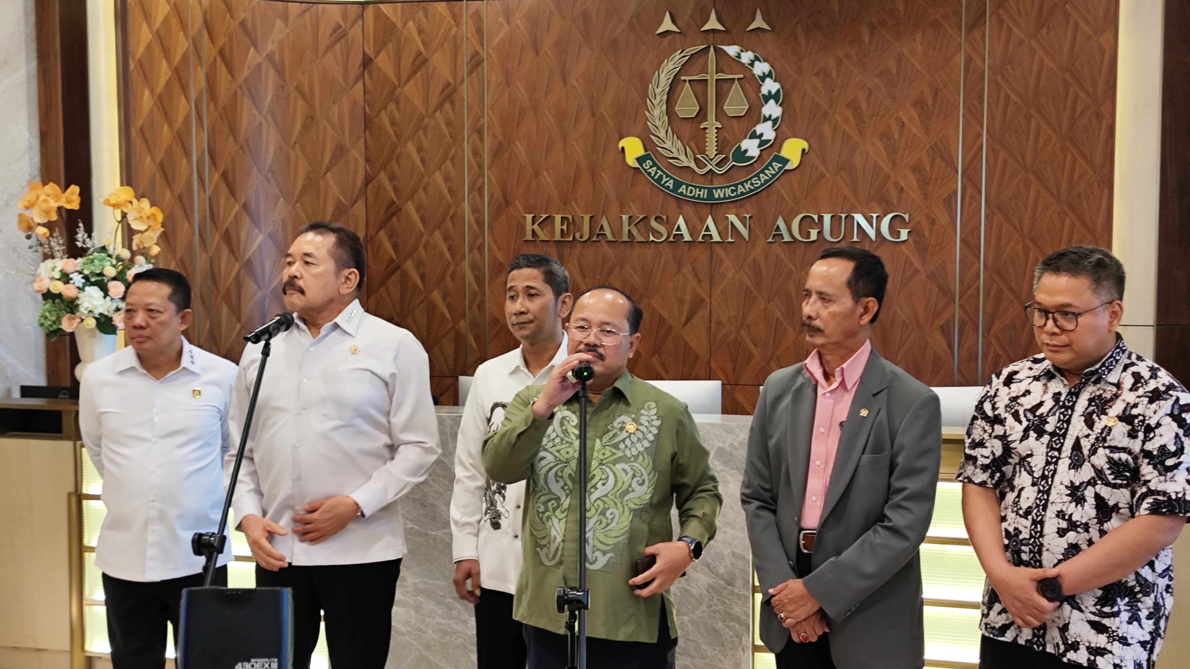 Ketua KY Amzulian Rifai (tengah) bersama Jaksa Agung Burhanuddin (dua dari kiri). (BeritaNasional/Bachtiarudin)