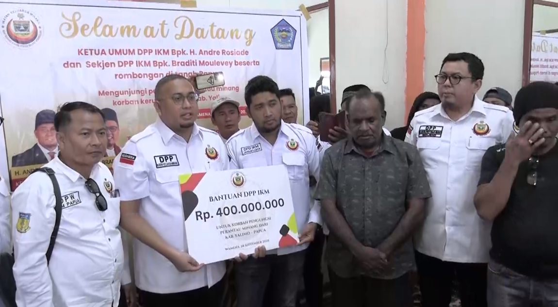 Ketum DPP IKM Andre Rosiade (dua dari kiri) menyalurkan bantuan kepada perantau Minang korban kericuhan di Yalimo, Papua Pegunungan. (Foto/Istimewa)