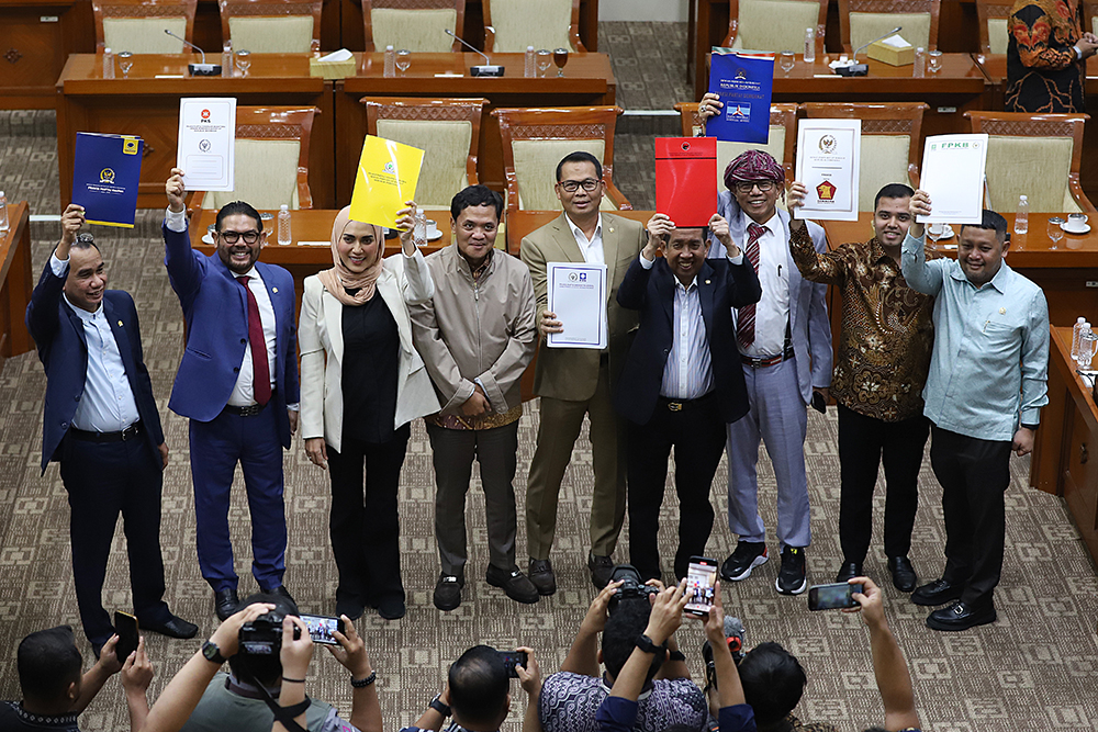 Komisi III DPR menyetujui 10 dari 16 nama untuk menjadi Hakim Agung dan Hakim Ad Hoc HAM pada Mahkamah Agung tahun 2025. (BeritaNasional/Elvis Sendouw)