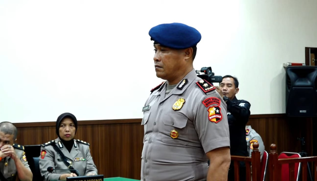 Kompol Cosmas Dipecat dari Polri Imbas Ojol Affan Meninggal Dilindas Rantis Brimob Komandan Batalyon (Danyon) Resimen 4 Korbrimob Kompol Cosmas Kaju Gae saat sidang etik. (Foto/Istimewa)