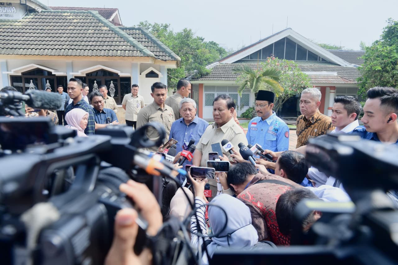 Kunjungi Sekolah Rakyat, Presiden Prabowo Tekankan Pentingnya Akses Pendidikan Merata Momen Presiden Prabowo Subianto mengunjungi Sekolah Rakyat Menengah Atas (SRMA) Margaguna di Jakarta Selatan. (Foto: Biro Pers Sekretariat Presiden)
