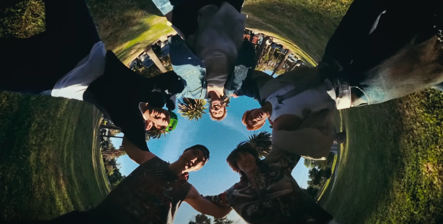 Klip video lagu Go! oleh Cortis. (Foto/YouTube Hybe)