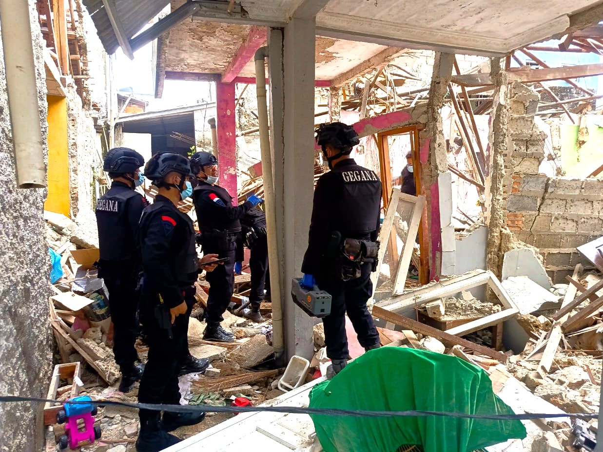 Tim Datasemen Gegana Satuan Brimob Polda Metro memeriksa lokasi ledakan di Pondok Cabe Tangsel. (BeritaNasional/dok Polri)