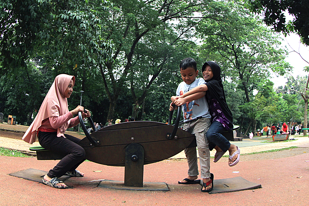 Warga menikmati libur panjang di destinasi Tebet Eco Park. (BeritaNasional/Elvis Sendouw)