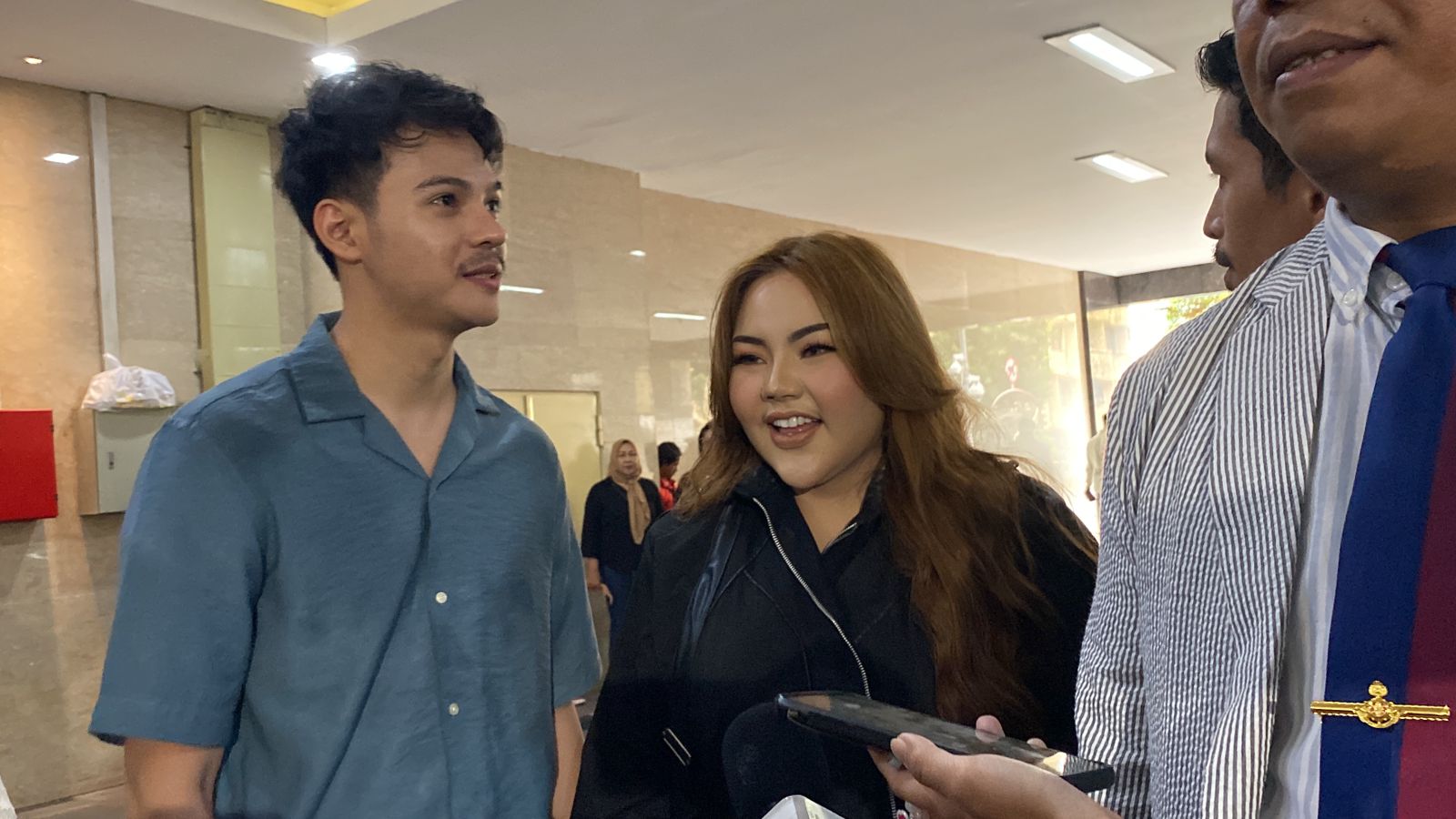 Gandeng Pria Berkemeja Biru, Lisa Mariana Hadiri Pemeriksaan Kasus Pencemaran Nama Baik Lisa Mariana Hadiri Pemeriksaan di Bareskrim Polri. (BeritaNasional/Bachtiar)