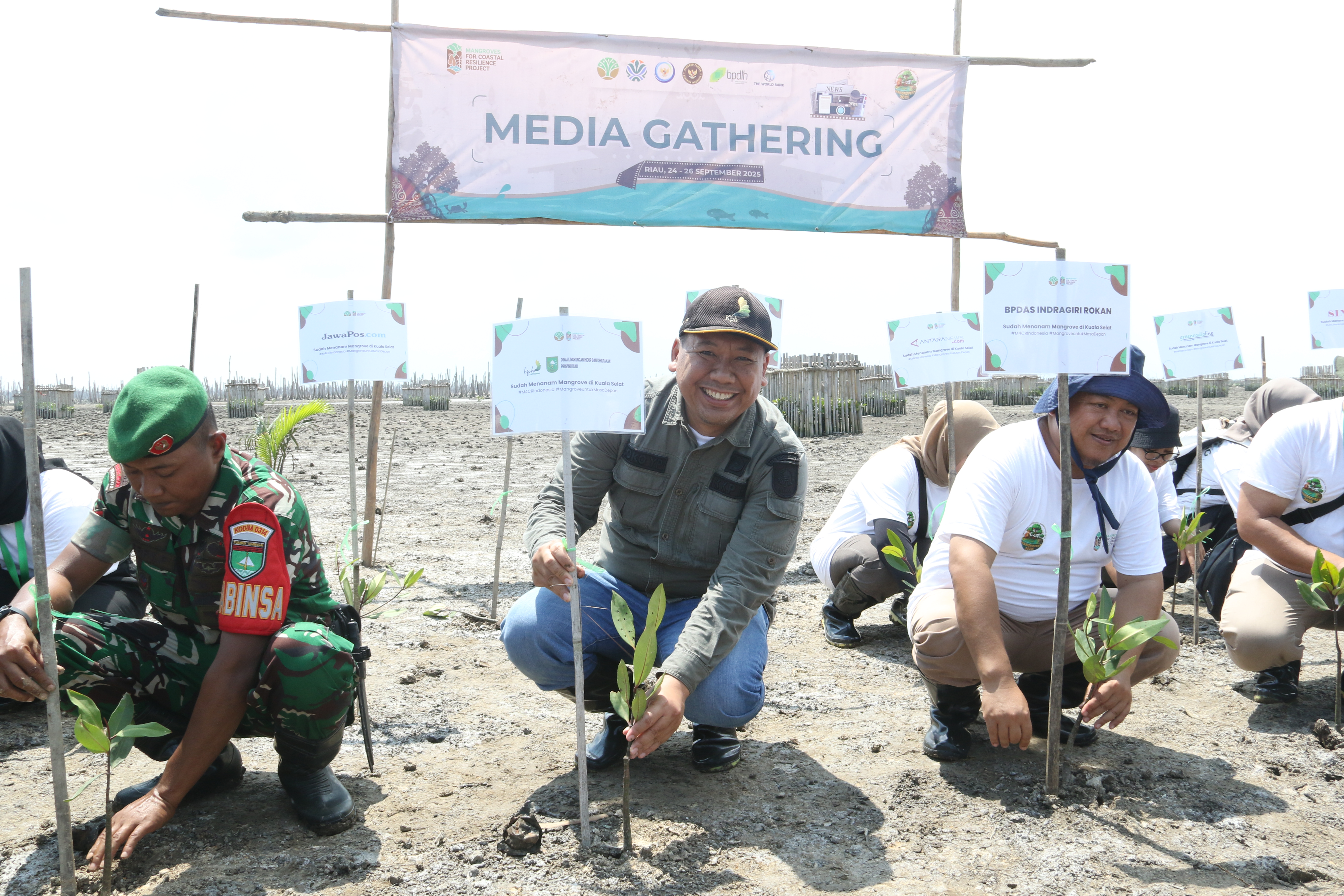 PPIU Manager M4CR Provinsi Riau, Arif Fahrurozi melakukan edukasi pembudidayaan tanaman mangrove di kawasan Desa Kuala Selat, Indragiri Hilir, Provinsi Riau, Kamis (25/9/2025). (Beritanasional.com/Oke Atmaja)