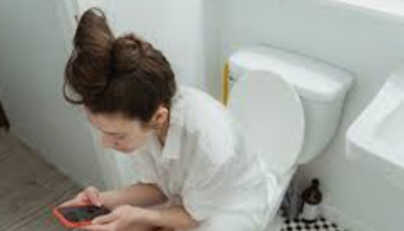 Main ponsel di toilet (Foto/Pexels)
