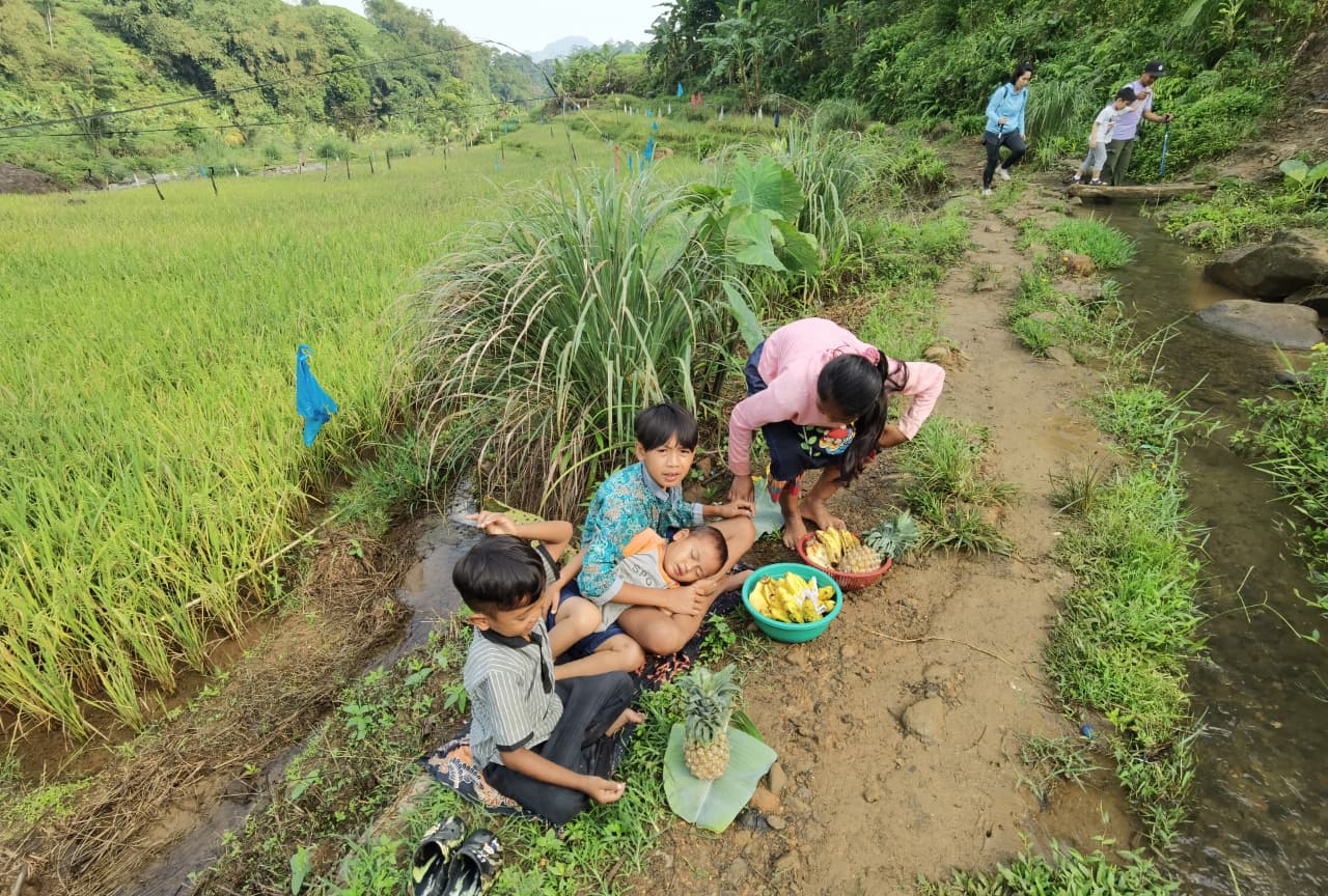 Anak-anak menjajakan hasil kebun kepada wisatawan di jalur tracking Sentul. (BeritaNasional/Elvis Sendouw)