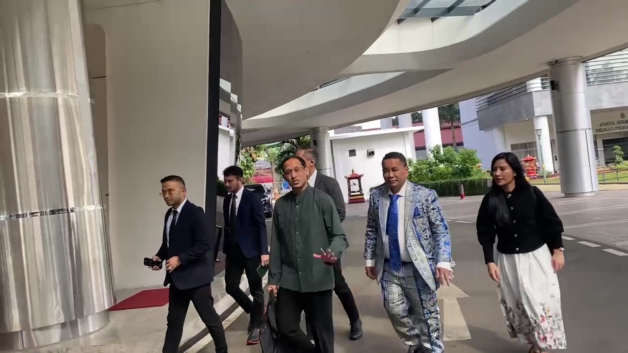 Nadiem Penuhi Panggilan Pemeriksaan Ketiga soal Kasus Korupsi Chromebook di Kejagung Hari Ini Mantan Mendikbudristek Nadiem Makarim memenuhi panggilan pemeriksaan di Kejagung, Kamis. (4/9/2025). (Beritnasional.com/Bachtiarudin)