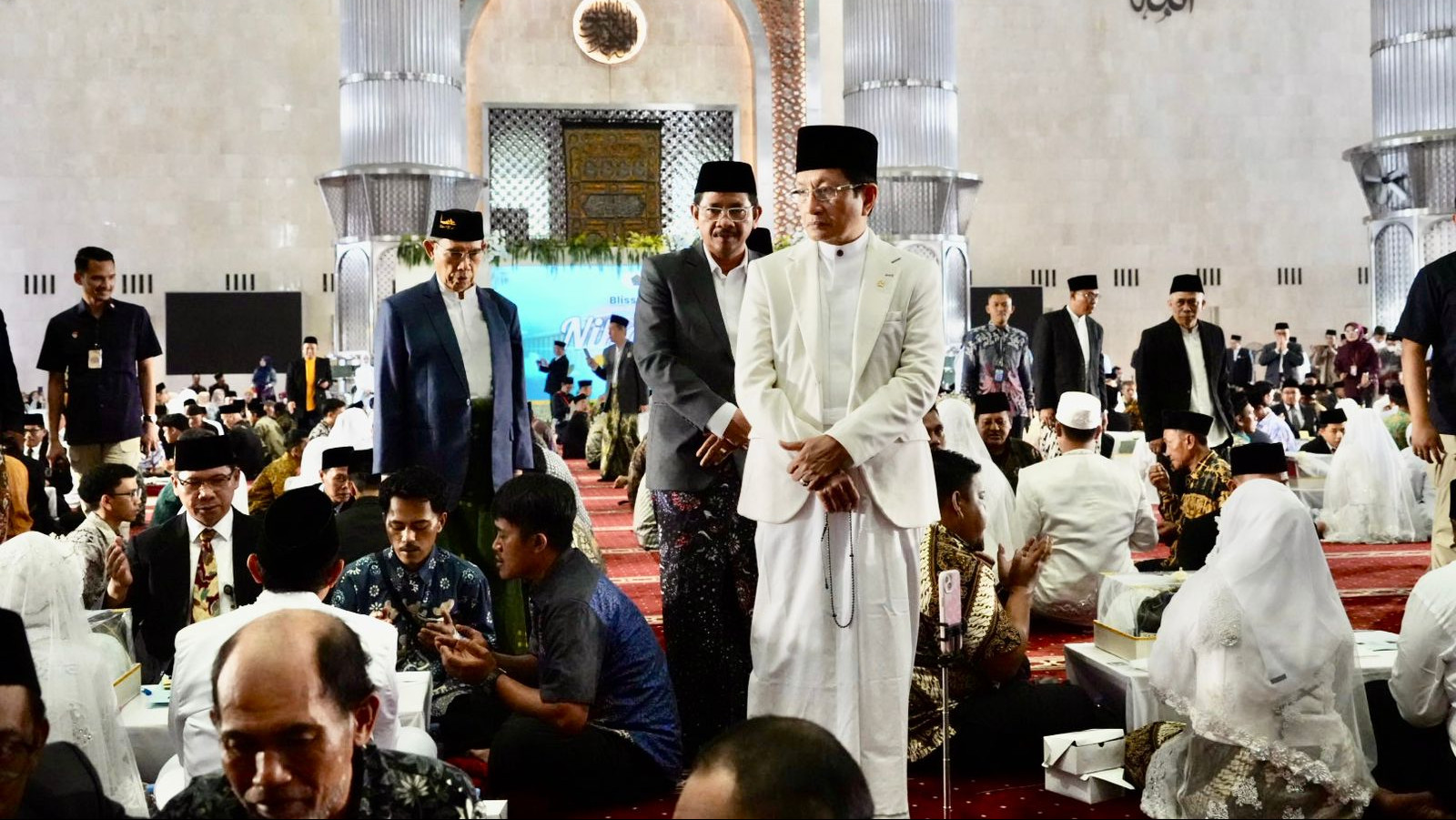 100 Pasangan Ikuti Nikah Massal “Nikah Fest” di Masjid Istiqlal Menag Nasaruddin tinjau pasangan peserta Nikah Fest. (Foto/Kemenag RI)