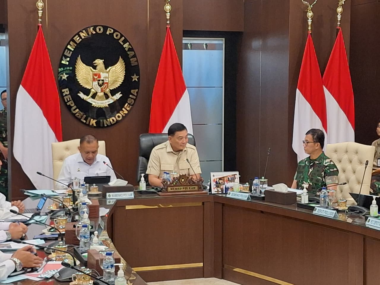 Menhan Sjafrie Sjamsoeddin (tengah) menyambangi Kemenko Polkam. (BeritaNasional/Lydia)