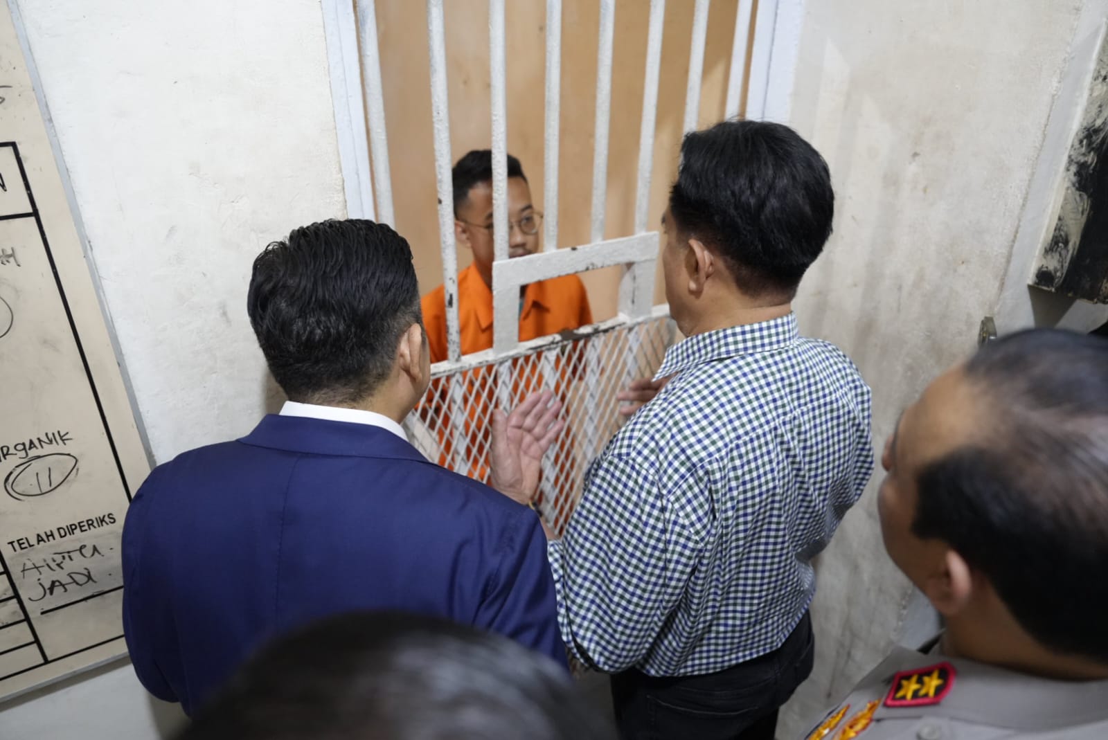 Menko Kumham Imipas Yusril Ihza Mahendra (kanan) menemui tahanan di Rutan Polda Metro Jaya. (Foto/Istimewa)
