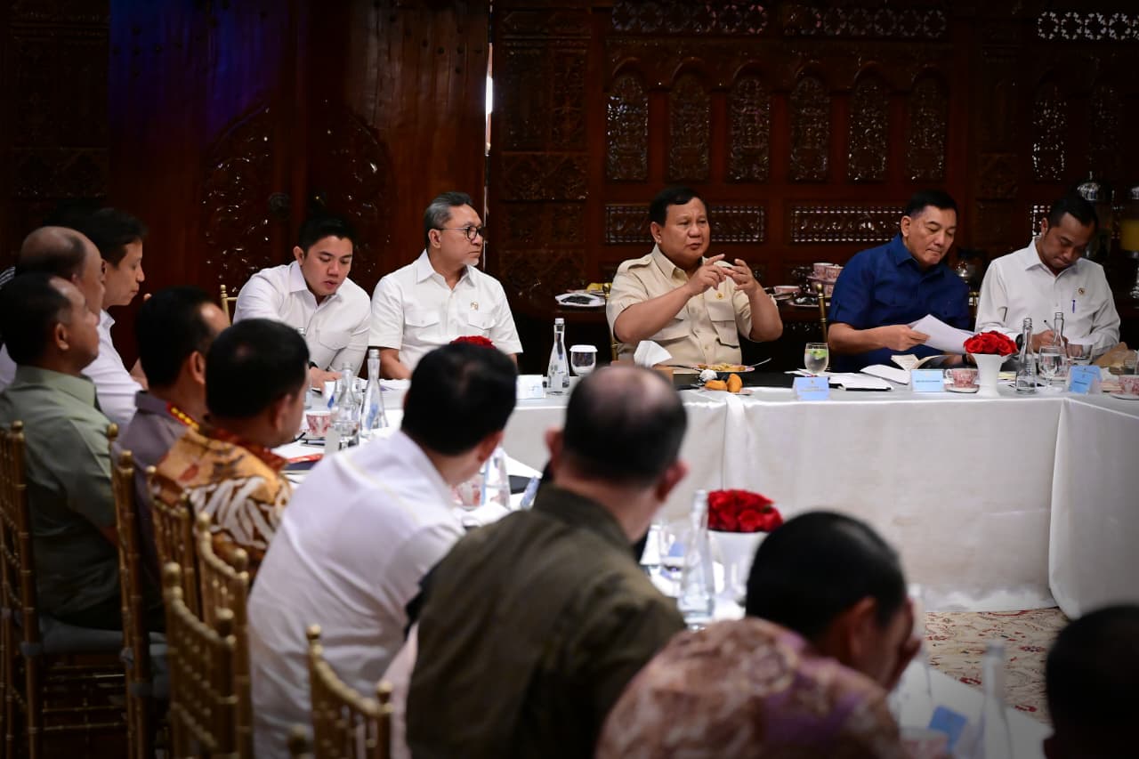 Menko Pangan Zulkifli Hasan (dua dari kiri) saat ikut rapat kabinet. (Foto/BPMI)