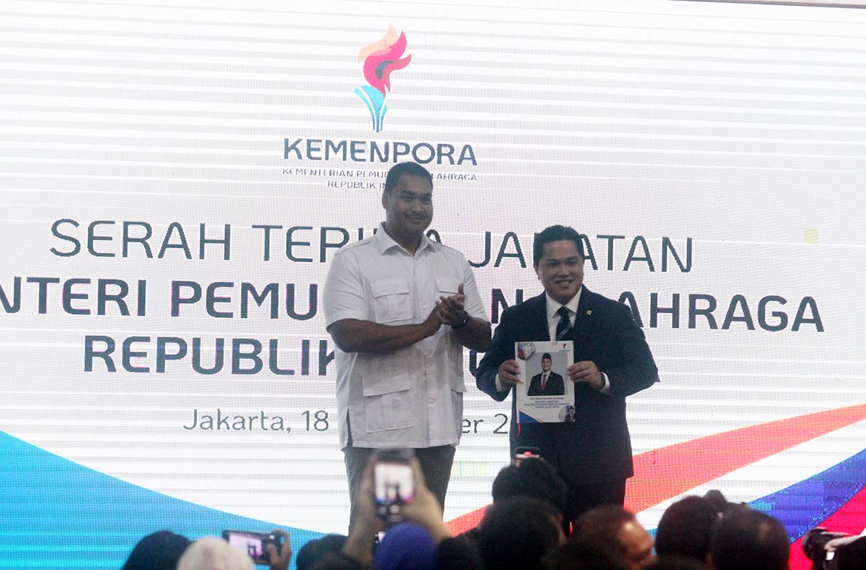 Menpora Erick Thohir (kanan) setelah prosesi sertijab di Kemenpora. (Beritanasional.com/Oke Atmaja)