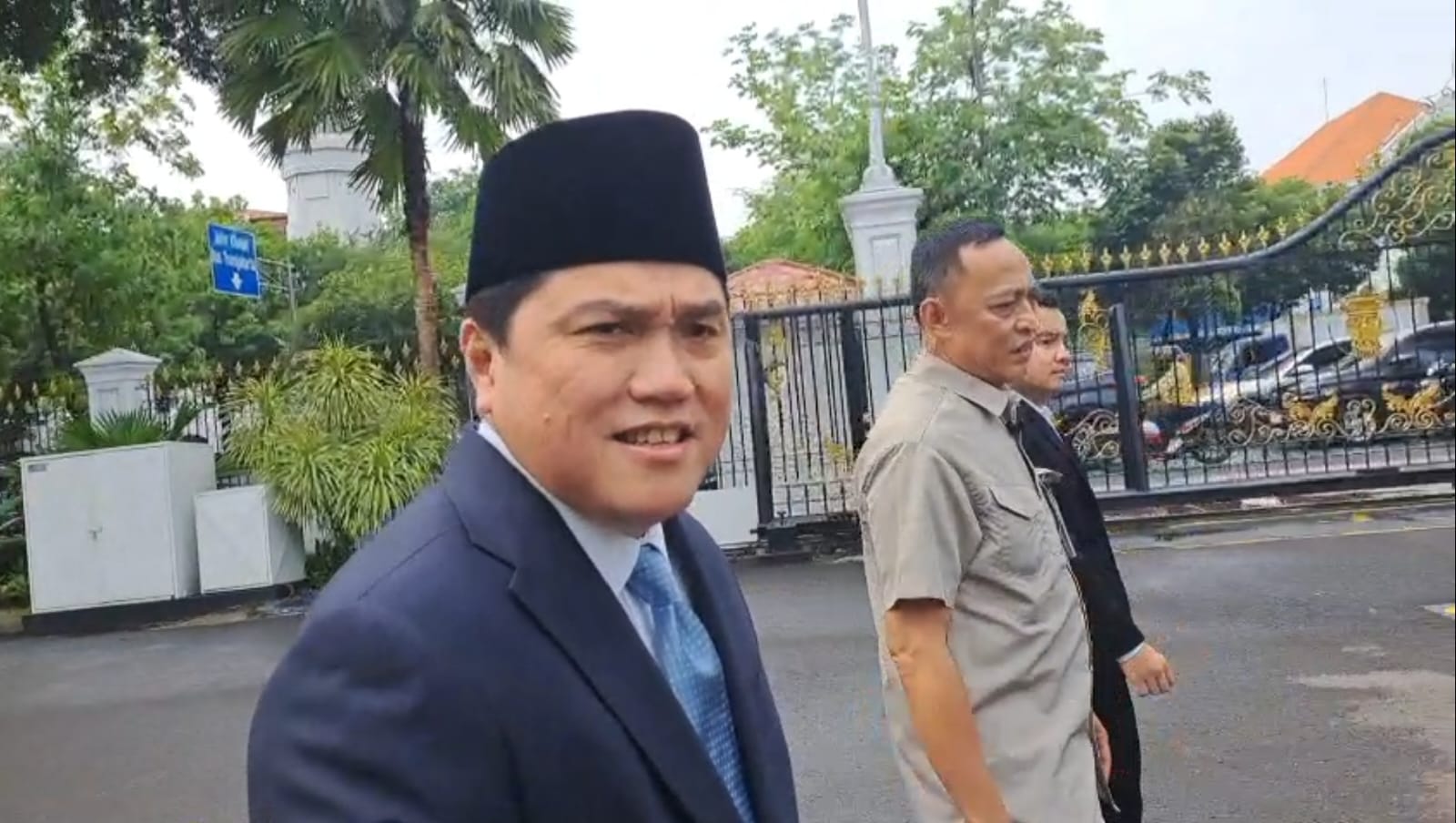 Menteri BUMN Erick Thohir tiba di Kompleks Istana Kepresidenan Jakarta. (BeritaNasional/Lydia)