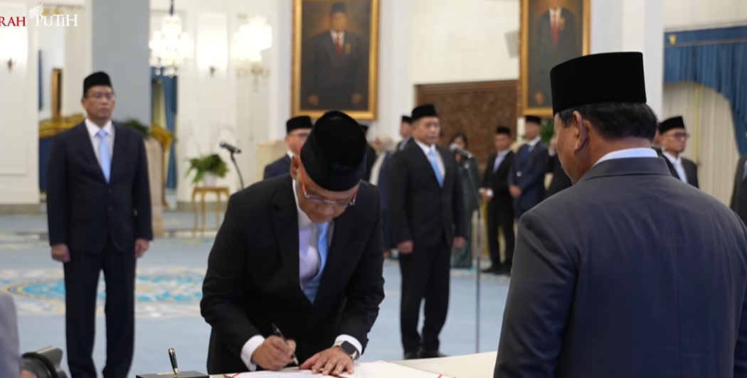 Menteri Haji dan Umrah Mochamad Irfan Yusuf saat dilantik oleh Presiden Prabowo Subianto. (Foto/Setpres)