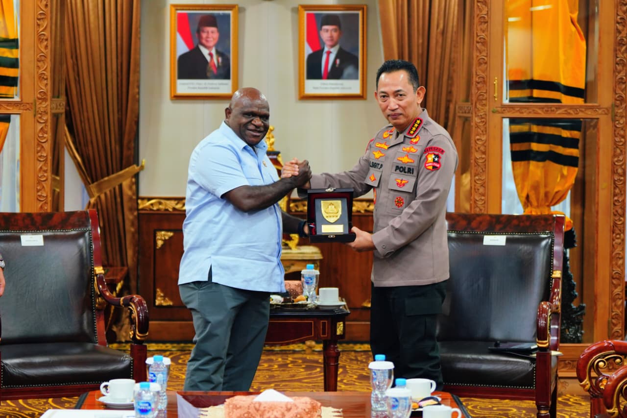 Menteri HAM Natalius Pigai bersalaman dengan Kapolri Jenderal Listyo Sigit Prabowo. (Foto/Istimewa)