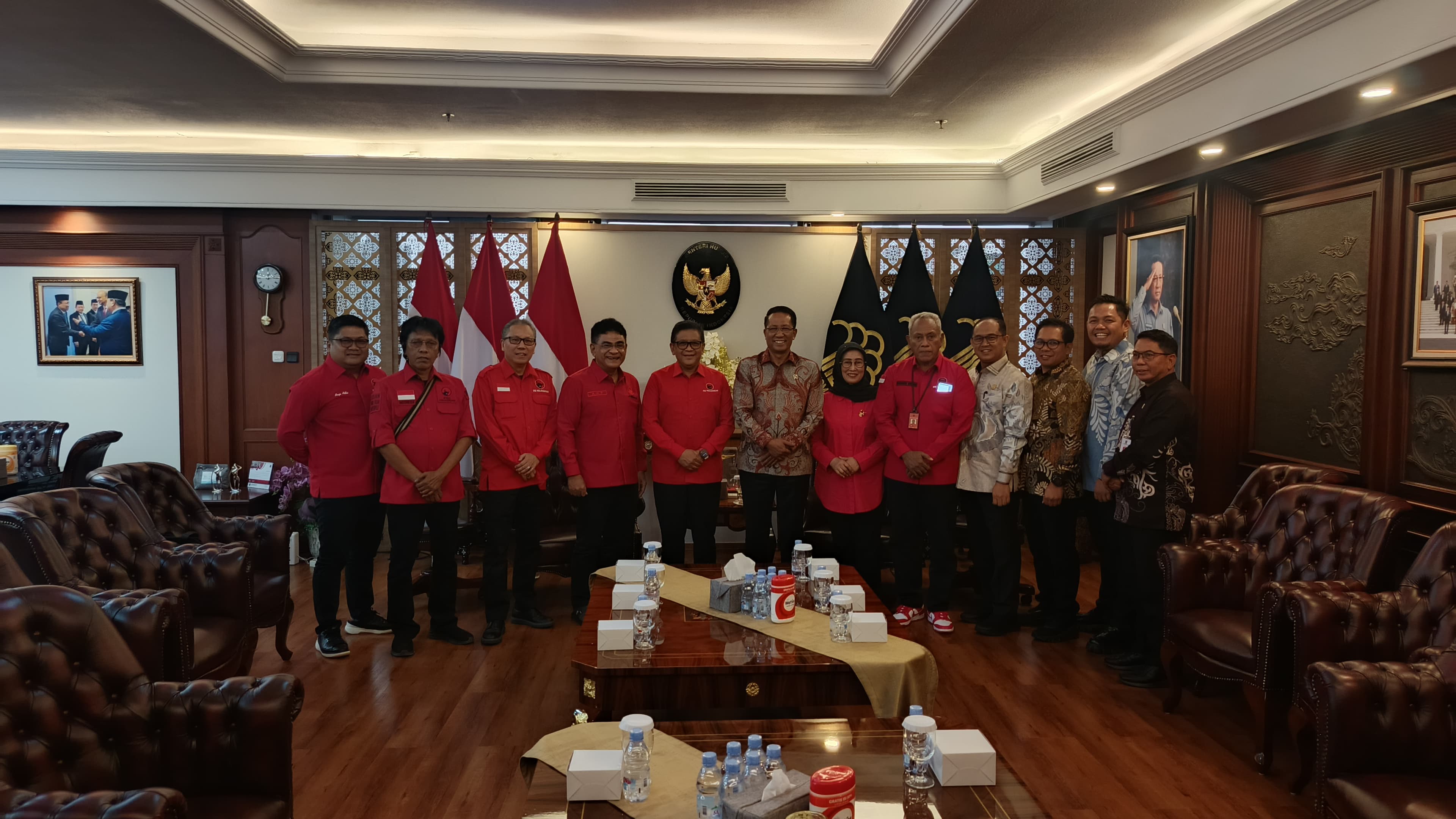 Menteri Hukum Supratman Andi Agtas (enam dari kiri) berfoto bersama pengurus PDIP periode 2025-2030. (Foto/dok PDIP)